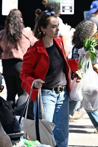 zoey-deutch-spotted-at-la-farmers-market-02.23.2025-10.jpg
