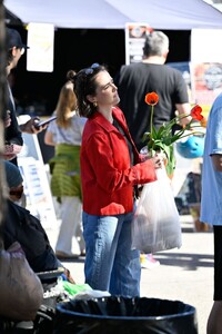 zoey-deutch-spotted-at-la-farmers-market-02.23.2025-3.jpg