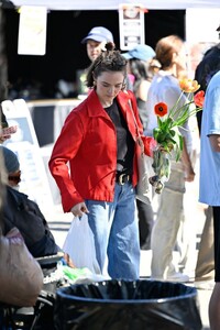 zoey-deutch-spotted-at-la-farmers-market-02.23.2025-5.jpg