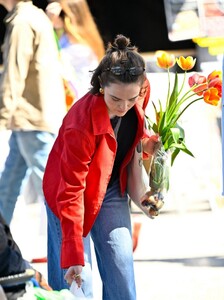 zoey-deutch-spotted-at-la-farmers-market-02.23.2025-8.jpg