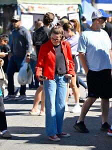 zoey-deutch-spotted-at-la-farmers-market-02.23.2025-9.jpg