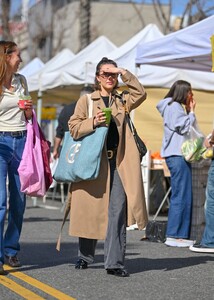 zoey-deutch-spotted-at-studio-city-farmers-market-02.09.2025-0.jpg