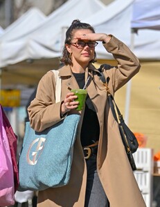 zoey-deutch-spotted-at-studio-city-farmers-market-02.09.2025-2.jpg