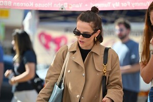 zoey-deutch-spotted-at-studio-city-farmers-market-02.09.2025-4.jpg