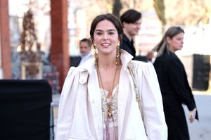 zoey-deutch-stuns-at-chloe-fall-winter-2025-2026-03.06.2025-4.jpg