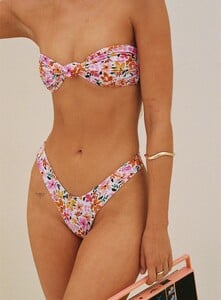 3-modelinfo-lily-us4_ecd9059a-226d-4c5d-b9ce-141d1d4a5fad.jpg