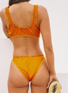 4-modelinfo-lily-us4_39119b6f-0f5c-4052-8dcc-5ab055e18119.jpg