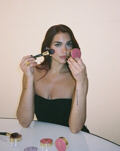 590719104_yslbeauty-20250421_103950.jpg