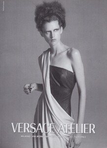 Avedon_Versace_Fall_Winter_1997_98_13.thumb.jpeg.881b0c96245ab64ab8a1452f297b3b36.jpeg