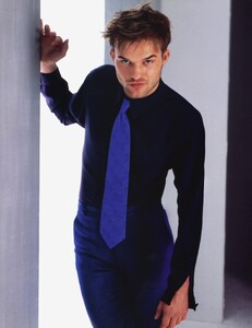 Avedon_Versace_Menswear_Fall_Winter_1997_98_04.thumb.jpg.452ce1e36cb098c7eba11cf73b743bb7.jpg