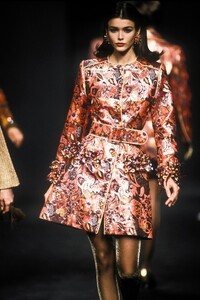 Balenciaga1991WomenFW17.thumb.jpg.ee58fef65c21e63c943e157a605ecdc4.jpg