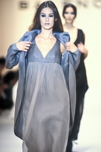 Balenciaga1994WomenRTW17.thumb.jpg.f1189522fd9430d232aa9690a0949af0.jpg