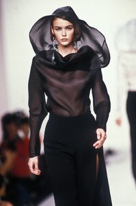 Cerruti1990WomenRTW52.thumb.jpg.0efa5f11dece46223c1336f003c01ab7.jpg