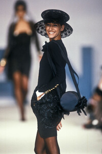 Chanel1990HauteCouture163.thumb.jpg.8e9df57bdc749ec266e090e24ebf2166.jpg