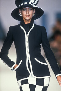 Chanel1990HauteCouture4.thumb.jpg.7d399e6f909ab394bcb2ba1e76f80b6e.jpg