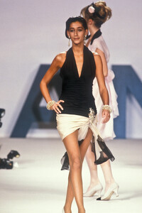 Chanel1990HauteCouture44.thumb.jpg.954e9722e20a2b459c76076179177e17.jpg