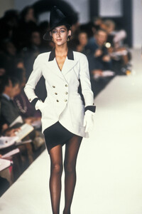 Chanel1990HauteCouture53.thumb.jpg.af9898159fc327047462dc95a19fac4d.jpg