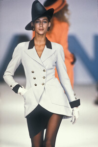 Chanel1990HauteCouture54.thumb.jpg.481b0602a5c457d8b92fc52aa0b0cecc.jpg