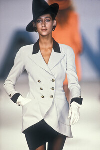 Chanel1990HauteCouture56.thumb.jpg.7878d0a483f5c92871bf3583fa62fe68.jpg
