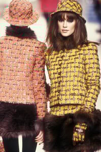 Chanel1994WomenRTW85.thumb.jpg.1872ad8909cc827695e295bc381fa19a.jpg