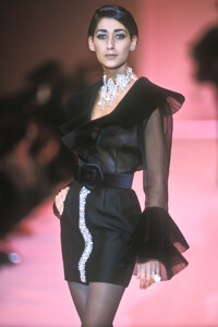 Chloe1991WomenRTW5.thumb.jpg.f25fe113a0bd3f9b5a50eba440923a20.jpg