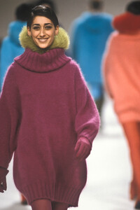 Chloe1991WomenRTW6.thumb.jpg.eabcd0267628215d65a61f69bae79bb4.jpg