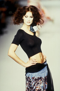 Chloe1995WomenFW22.thumb.jpg.333e1967d003c356057a600f4fc1b8dd.jpg
