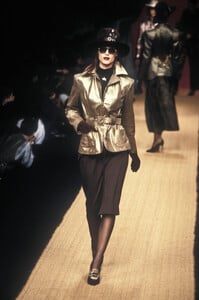 ChristianLacroix1995FW117.thumb.jpg.e67add5ab11b5d298e122ffa0ab5fe15.jpg