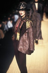 ChristianLacroix1995FW122.thumb.jpg.8f4a25ba666919081e3e768e695e931e.jpg