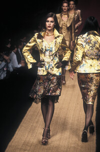 ChristianLacroix1995FW127.thumb.jpg.16f0affb56e097484e67453a6d9a36e4.jpg