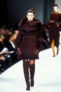 ClaudeMontana1996WomenRTW56.thumb.jpg.514c8e936a6f4b258ae693e7151d7406.jpg