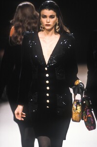 EmanuelUngaro1991WomenRTW85.thumb.jpg.df0e2acb3dcb9c374a7c424b4630a4a5.jpg