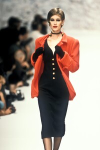 EmanuelUngaro1995HauteCoutureFW22.thumb.jpg.dcc08a9190c9756bf308b4a5b6e43ae4.jpg
