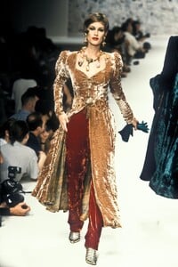 EmanuelUngaro1995HauteCoutureFW33.thumb.jpg.764577662345342c3cc0b928fea8e235.jpg