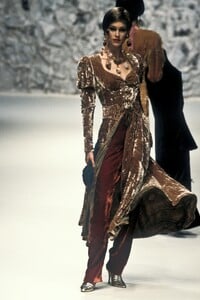 EmanuelUngaro1995HauteCoutureFW34.thumb.jpg.18c3327b450b3a3da92a810f0bc64280.jpg
