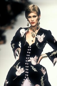 EmanuelUngaro1995HauteCoutureFW37.thumb.jpg.fab603aafc46f893490d469f96efb712.jpg