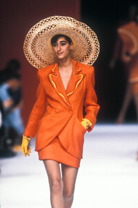 EnricoCoveri1991WomenRTW4.thumb.jpg.ac5e300078a68d1b41bcca5c0612885a.jpg
