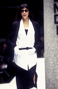 Fendi1993WomenRTW32.thumb.jpg.2ced064f61293301cc4b5587ad9061a8.jpg