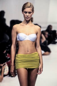 Genny1995WomenRTW32.thumb.jpg.c408b9009f032680a981358239922b0a.jpg