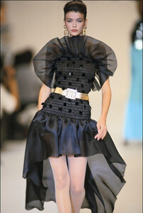 Givenchy-SS-91-1.thumb.jpg.29cbf13bb5c9c209a27f3614ef849745.jpg