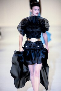 Givenchy-SS-91-2.thumb.jpg.2c27882c28eae17e0987eb877a745b38.jpg