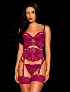 Haylee_Bra_Waspie_Thong_Front1.thumb.jpg.91be7b1c00902a3804032cef73dd899e.jpg