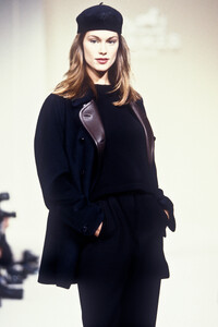 Hermes1994WomenFW26.thumb.jpg.777b9cd53982d223e6a96e9d3918e8a7.jpg
