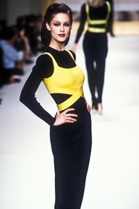 HerveLeger1995WomenRTW16.thumb.jpg.19cc923178bb76b279bcd75f40304cb3.jpg