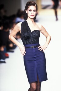 HerveLeger1995WomenRTW20.thumb.jpg.b3206e820905165d3b6dd8db13001c28.jpg