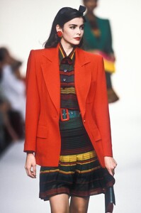 JeanLouisScherrer1992WomenRTW94.thumb.jpg.caa0f53e0612ef21502774f0b0ddbe64.jpg