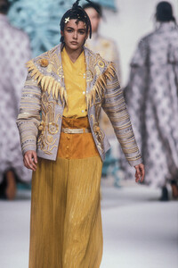 KansaiYamamoto1990WomenRTW27.thumb.jpg.a8dba452f90b8416ae4a6e2a8c592d74.jpg