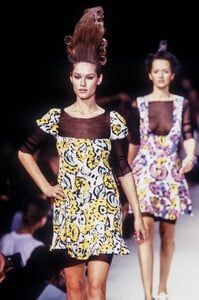 KarlLagerfeld1994WomenRTW53.thumb.jpg.c2d5958755c742708e453079e1824ea9.jpg