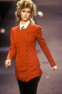 KarlLagerfeld1994WomenRTW87.thumb.jpg.41ec24faa31dacbe0991c9bfad1cfd4a.jpg