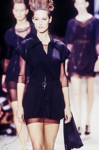 KarlLagerfeld1994WomenRTW88.thumb.jpg.788ed585d4cb62ff32a338da32484c87.jpg